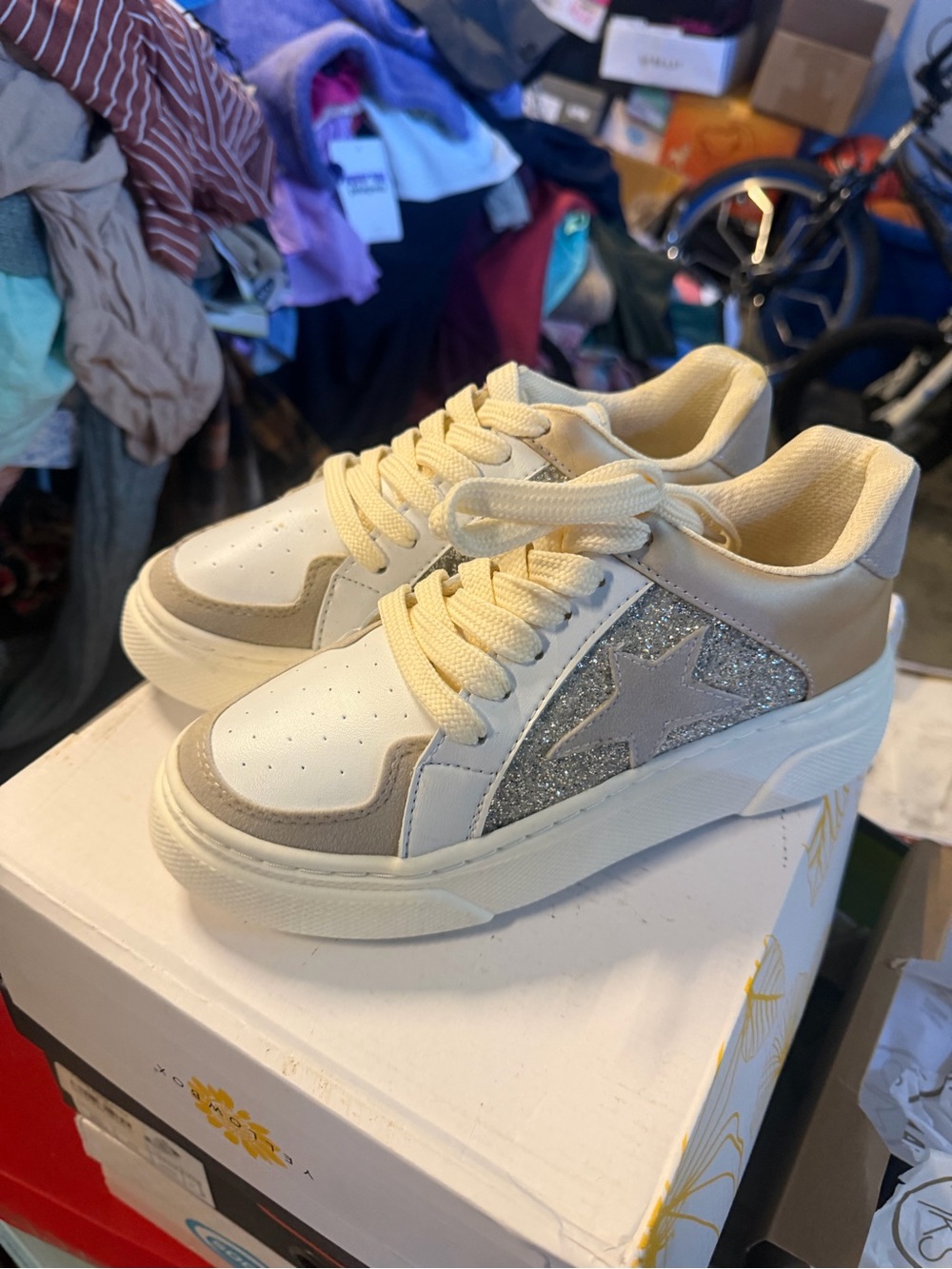 Women’s Cream Glitter Star Lace-Up Sneakers